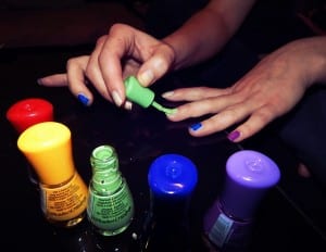 pintando las uñas