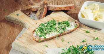 Limpiar a fondo la tabla de cortar de forma natural Limpiar a fondo la tabla de cortar de forma natural